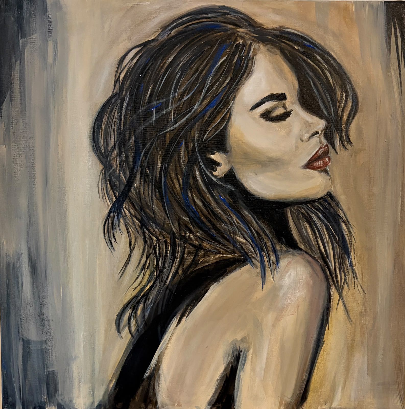 Retrato de mujer de perfil con hombro desnudo y destellos azul eléctrico en el pelo