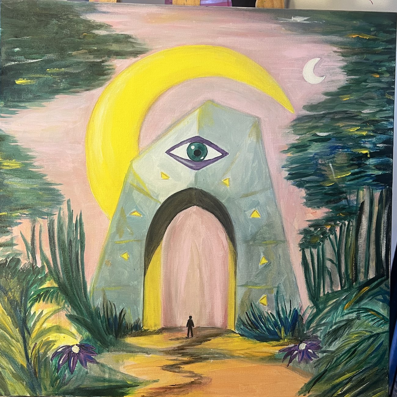 Portal en la selva — arco de piedra con un gran ojo, luna amarilla y una figura diminuta que se acerca al umbral en la selva nocturna