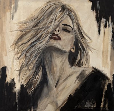 Retrato de mujer con la melena al viento en cremas, grises y negros, con labios rojos