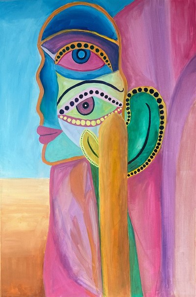 Tótem con rostro de perfil, dos ojos decorados y cactus dorado en un desierto de cielo azul y rosa