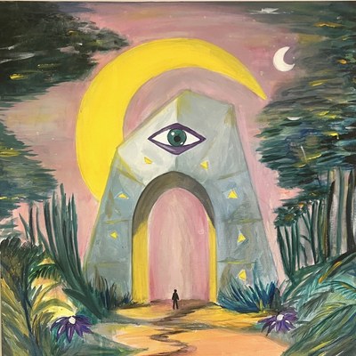 Arco de piedra con un ojo bajo una gran luna amarilla en la selva nocturna, con una figura diminuta en el camino