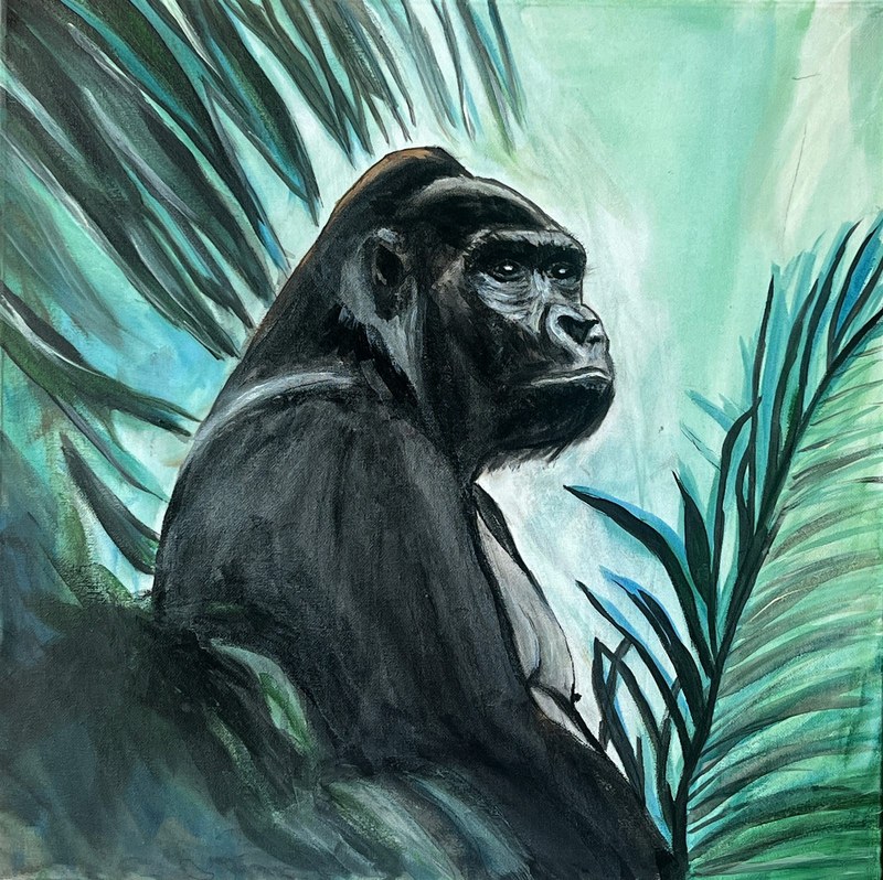 Retrato de gorila de expresión serena en negros matizados, entre palmeras