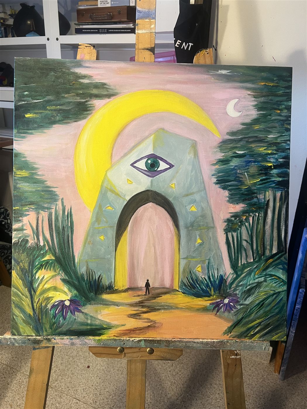 Portal en la selva terminado — arco de piedra con un ojo, gran luna amarilla, selva nocturna y una figura que se acerca